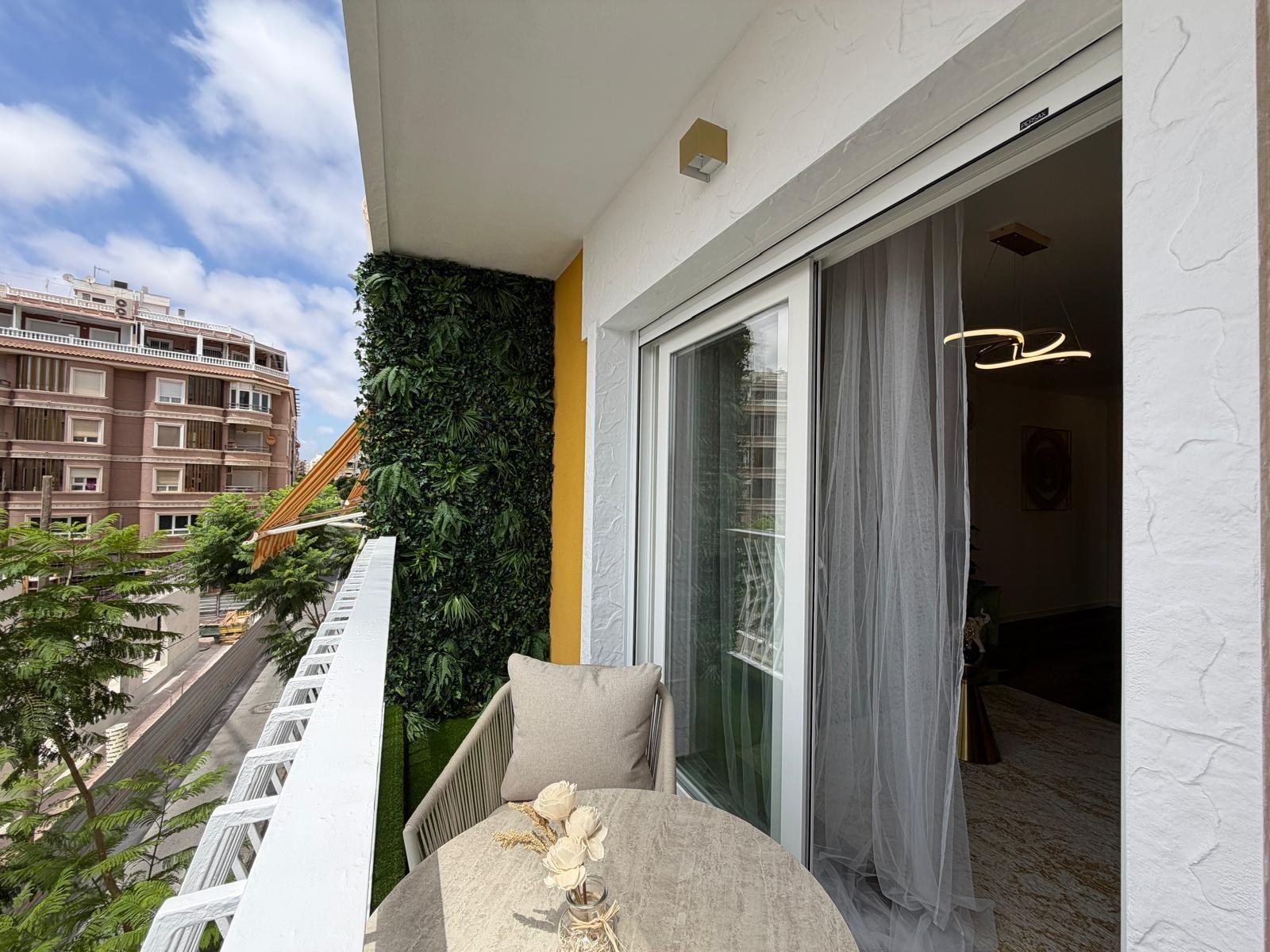 For sale - 3 Bedroom 2 Bathroom Apartment in Torrevieja - Torrevieja  - Alicante