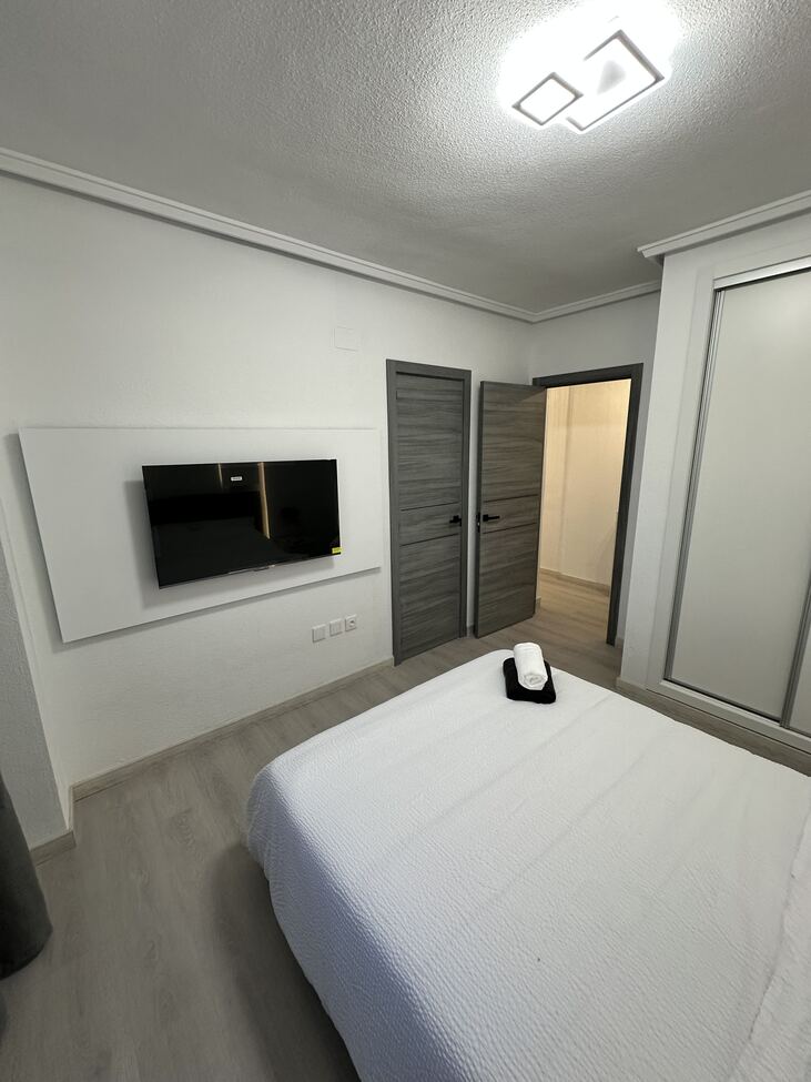 For sale - 3 Bedroom 2 Bathroom Apartment in Torrevieja - Centro  - Alicante