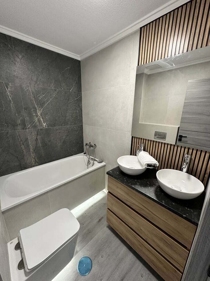 For sale - 3 Bedroom 2 Bathroom Apartment in Torrevieja - Centro  - Alicante