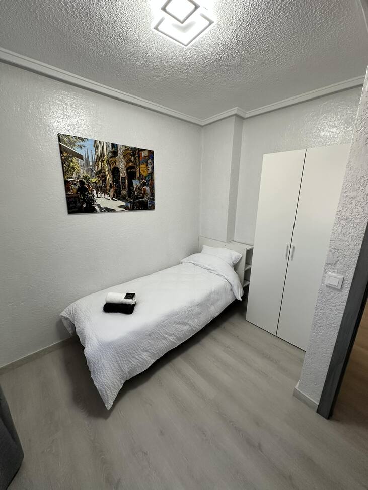 For sale - 3 Bedroom 2 Bathroom Apartment in Torrevieja - Centro  - Alicante
