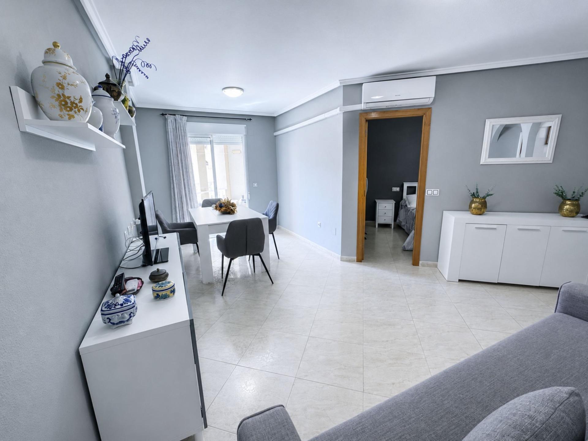 For sale - 2 Bedroom 1 Bathroom Apartment in Torrevieja - Estacion De Autobuses  - Alicante