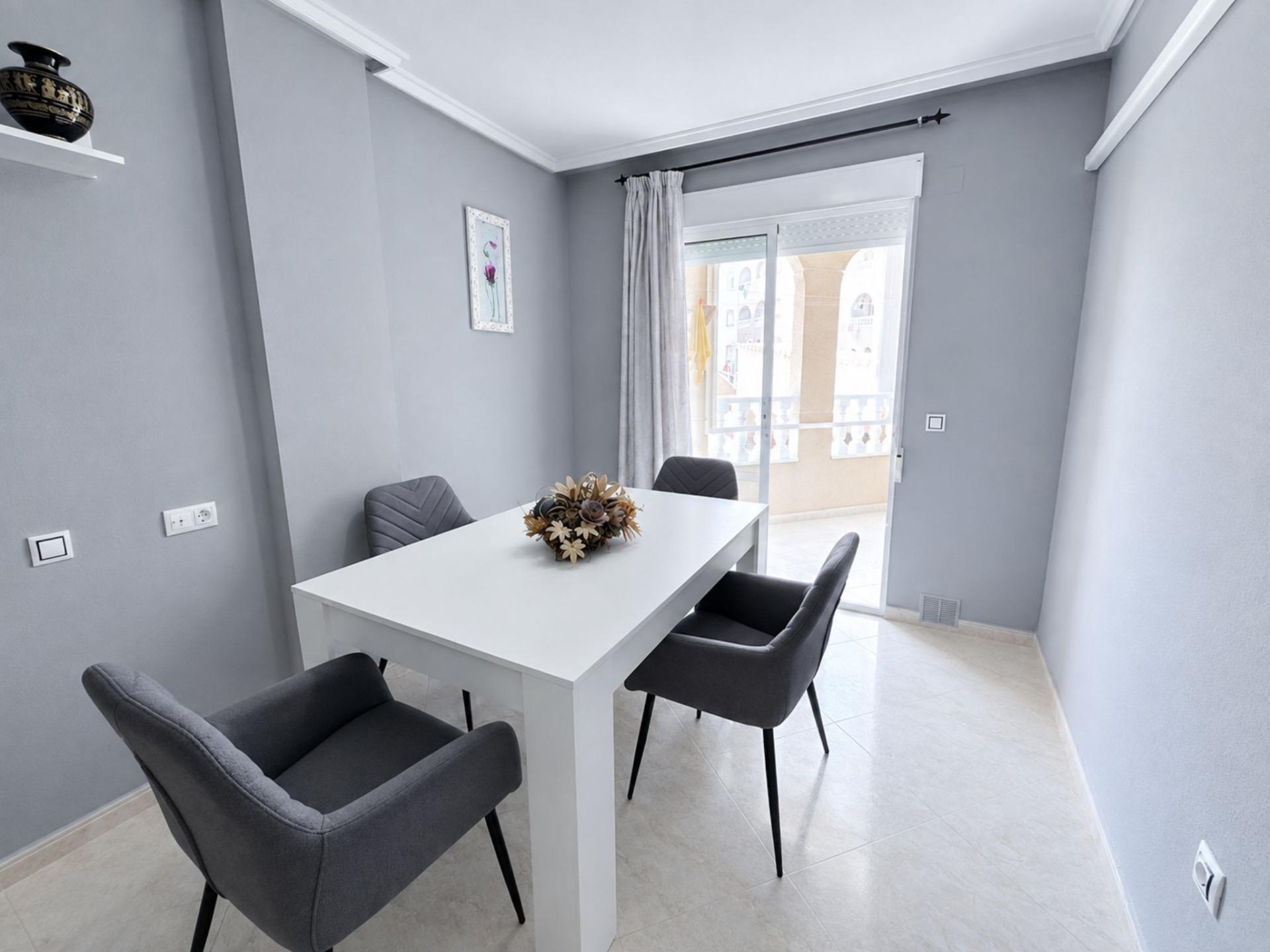For sale - 2 Bedroom 1 Bathroom Apartment in Torrevieja - Estacion De Autobuses  - Alicante