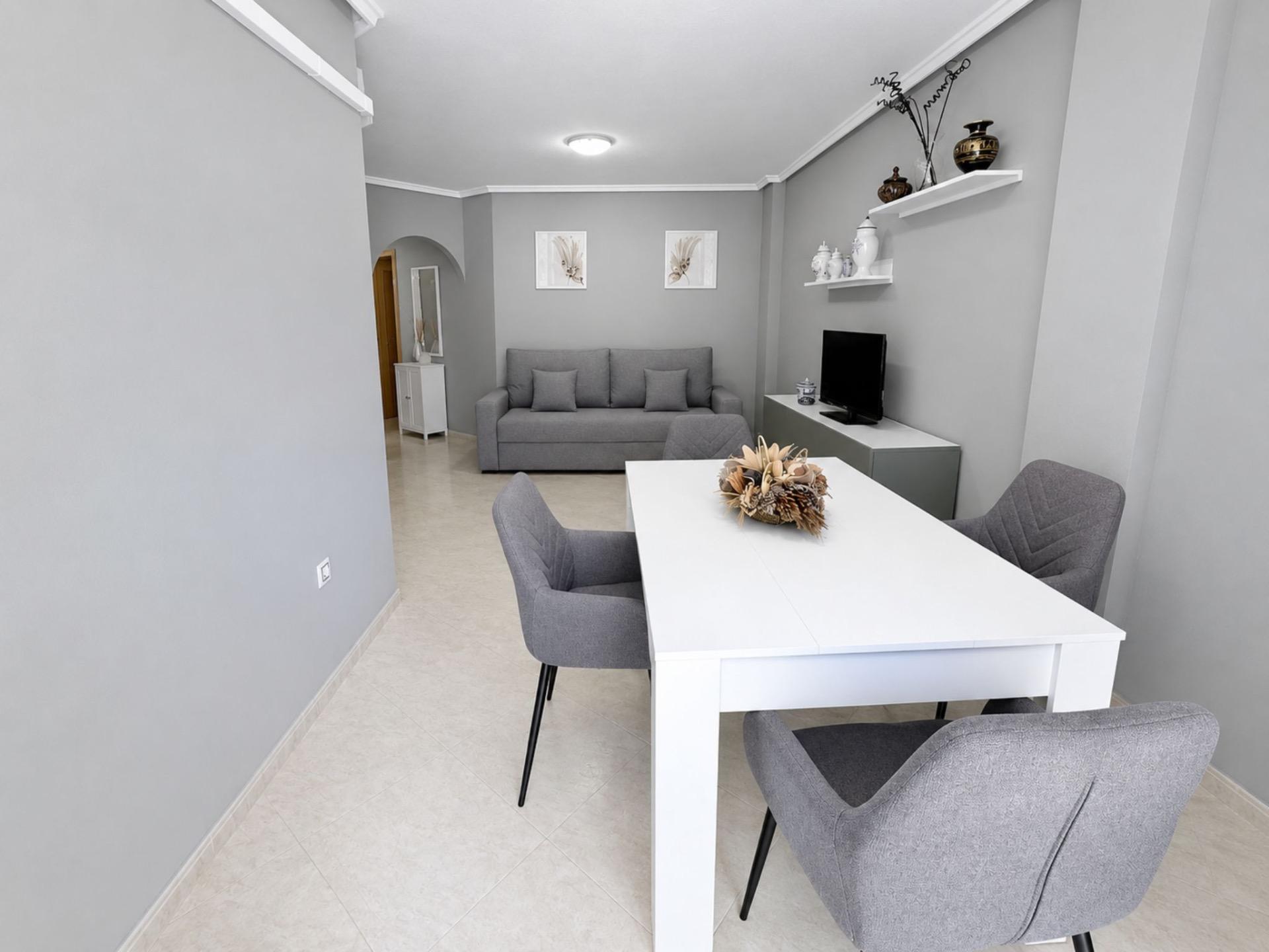 For sale - 2 Bedroom 1 Bathroom Apartment in Torrevieja - Estacion De Autobuses  - Alicante
