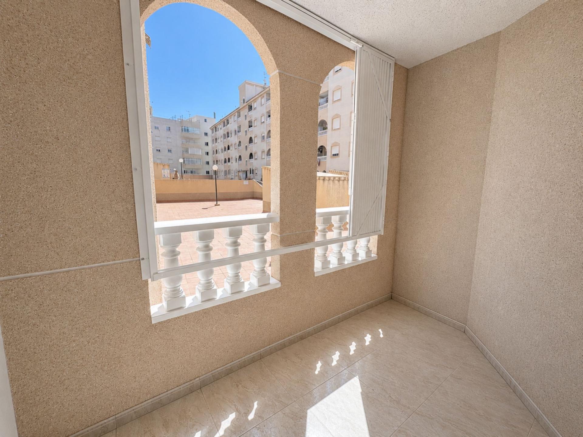 For sale - 2 Bedroom 1 Bathroom Apartment in Torrevieja - Estacion De Autobuses  - Alicante