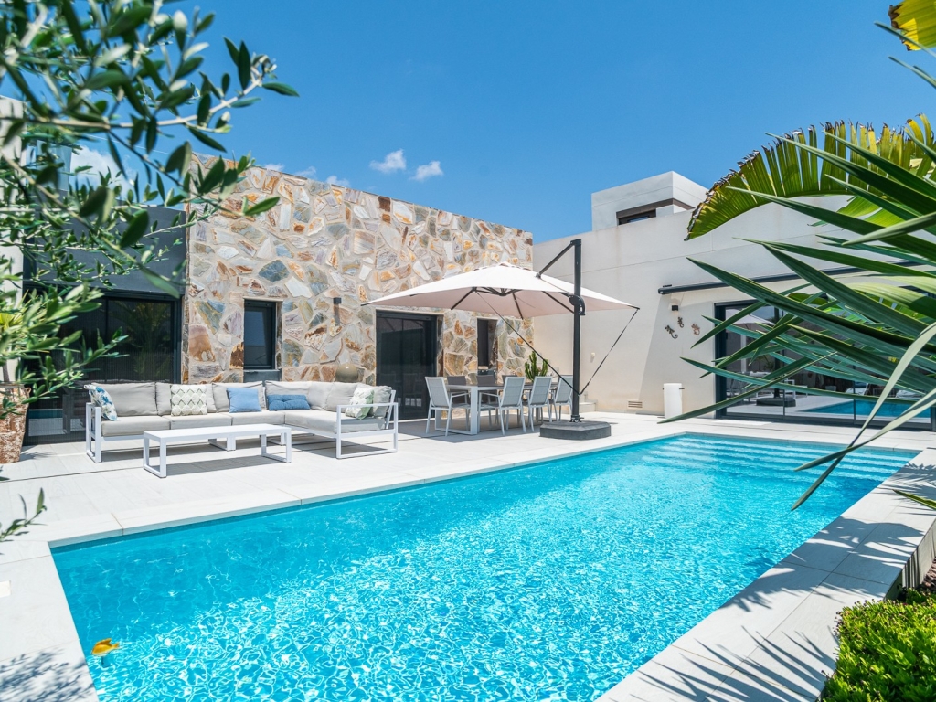 3 Bedroom 2 Bathroom Villa in Algorfa