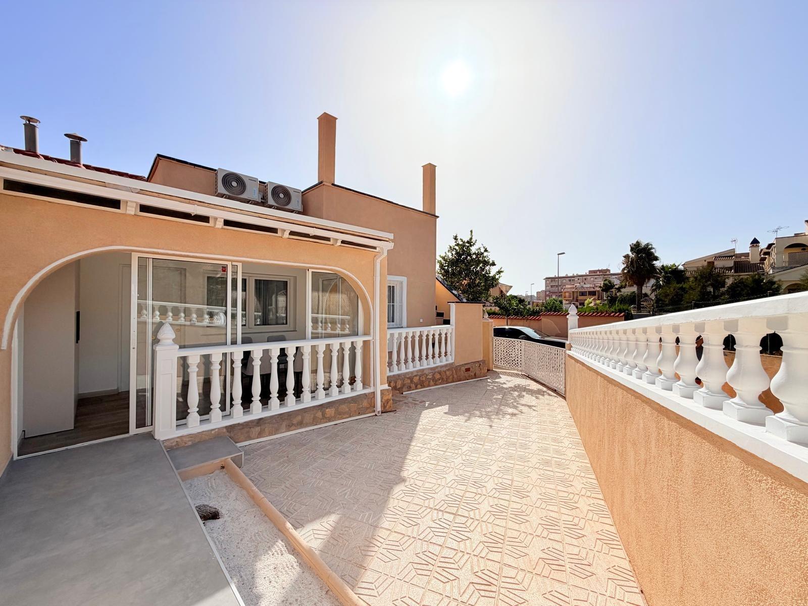 For sale - 2 Bedroom 1 Bathroom Town House in Torrevieja - Miramar - Torre Del Moro  - Alicante