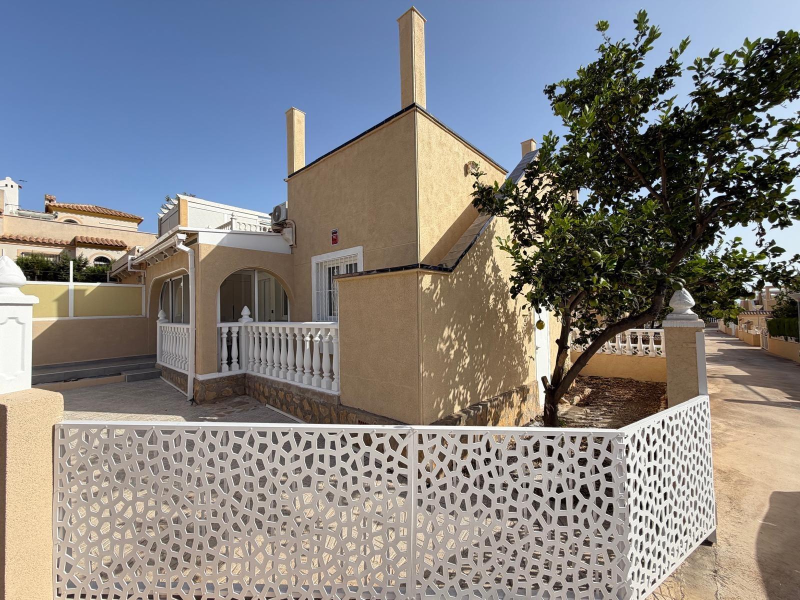 For sale - 2 Bedroom 1 Bathroom Town House in Torrevieja - Miramar - Torre Del Moro  - Alicante