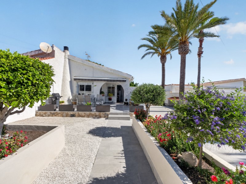 For sale - 3 Bedroom 1 Bathroom Villa in Torrevieja - Costa Blanca  - Alicante