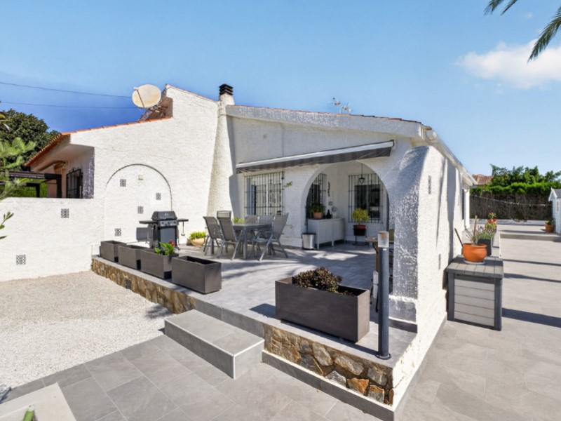 For sale - 3 Bedroom 1 Bathroom Villa in Torrevieja - Costa Blanca  - Alicante