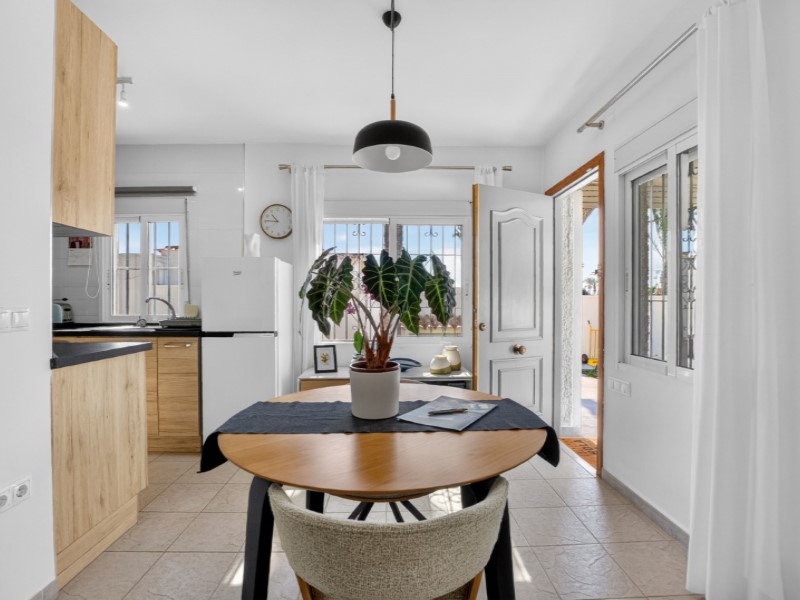 For sale - 3 Bedroom 1 Bathroom Villa in Torrevieja - Costa Blanca  - Alicante