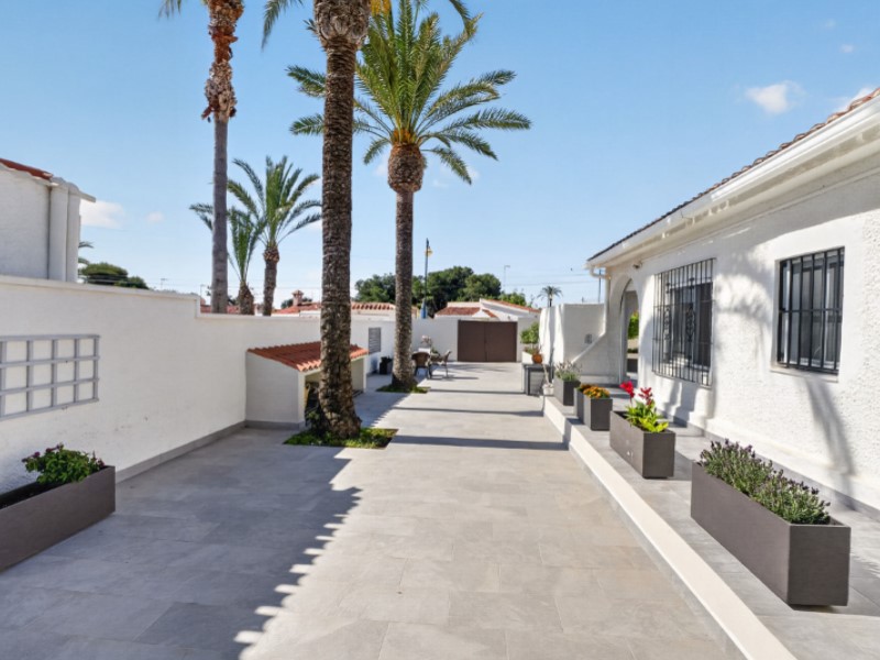 For sale - 3 Bedroom 1 Bathroom Villa in Torrevieja - Costa Blanca  - Alicante