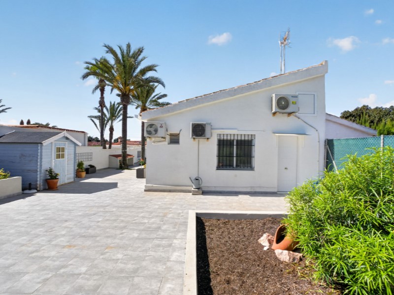 For sale - 3 Bedroom 1 Bathroom Villa in Torrevieja - Costa Blanca  - Alicante
