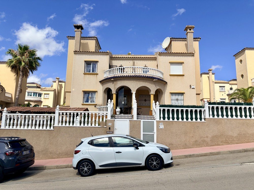 For sale - 3 Bedroom 2 Bathroom Town House in Orihuela Costa - Costa Blanca  - Alicante