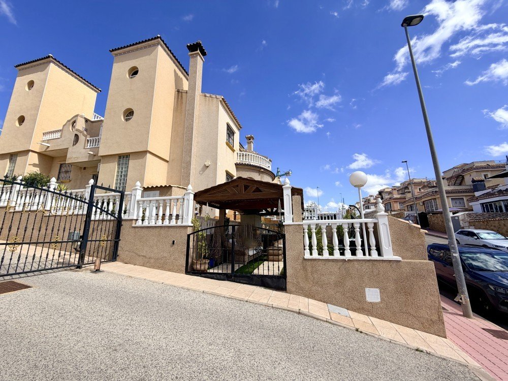 For sale - 3 Bedroom 2 Bathroom Town House in Orihuela Costa - Costa Blanca  - Alicante