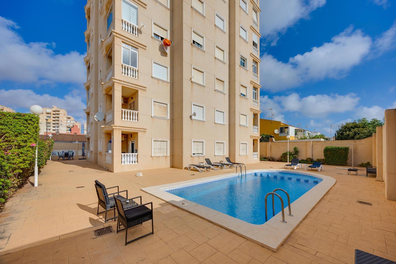 For sale - 2 Bedroom 1 Bathroom Apartment in Torrevieja - Nueva Torrevieja  - Alicante