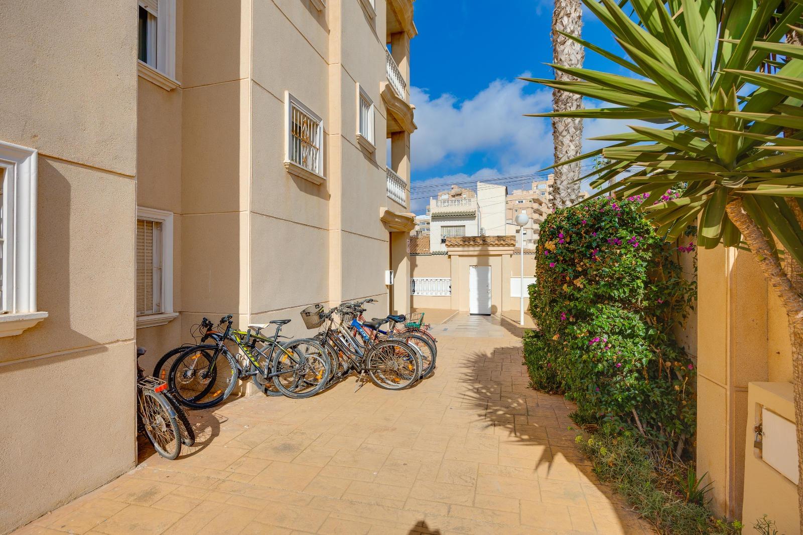 For sale - 2 Bedroom 1 Bathroom Apartment in Torrevieja - Nueva Torrevieja  - Alicante