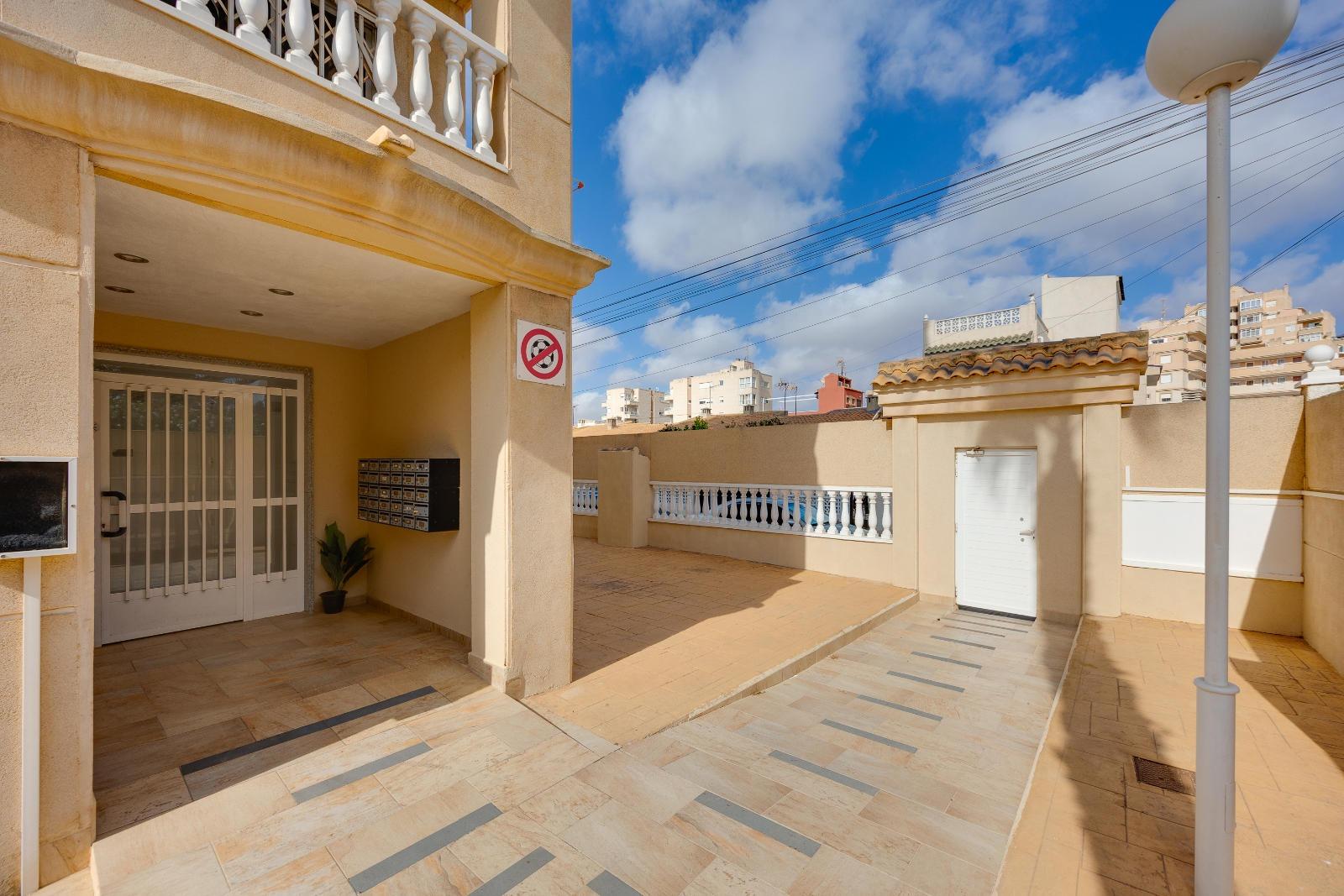 For sale - 2 Bedroom 1 Bathroom Apartment in Torrevieja - Nueva Torrevieja  - Alicante