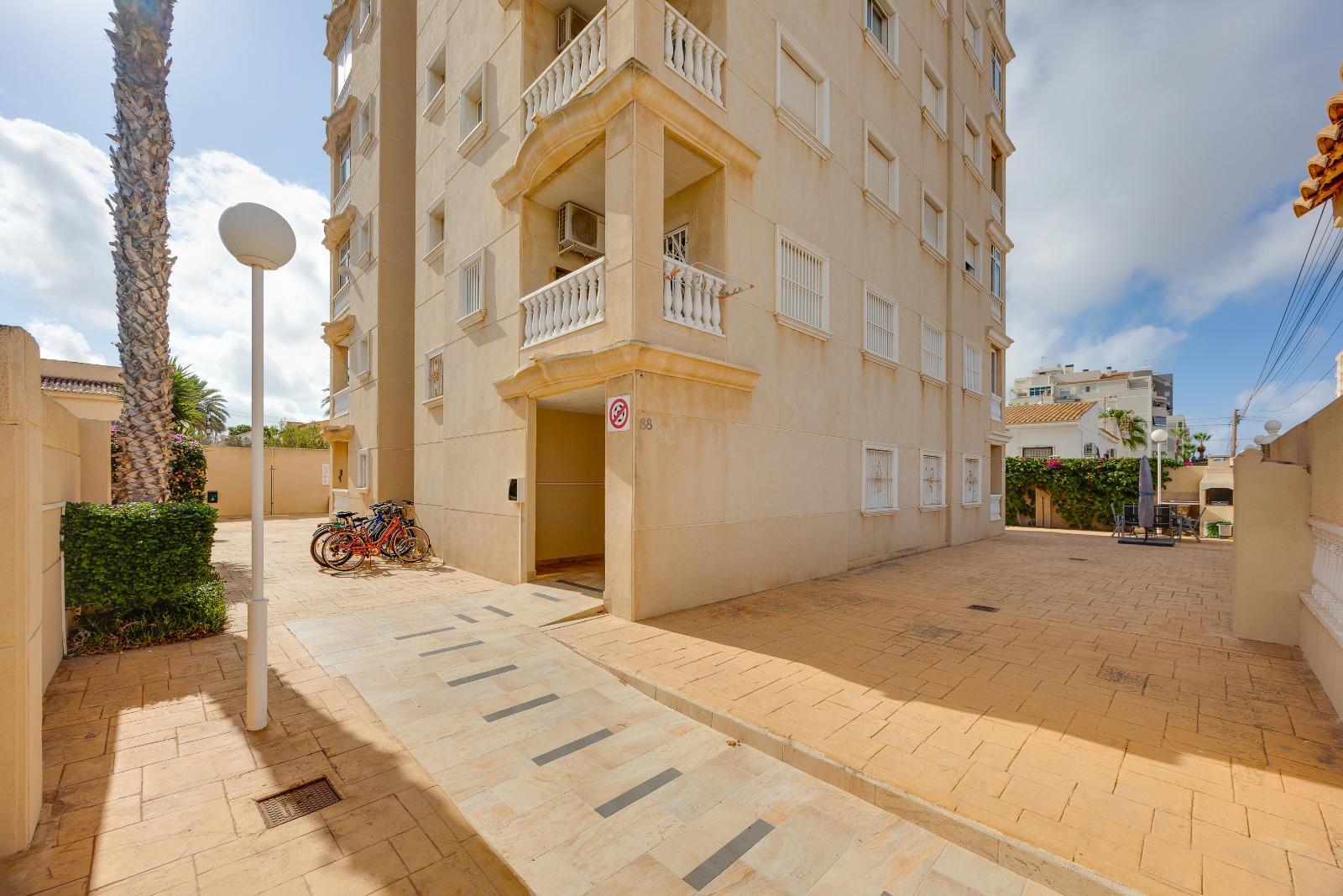 For sale - 2 Bedroom 1 Bathroom Apartment in Torrevieja - Nueva Torrevieja  - Alicante