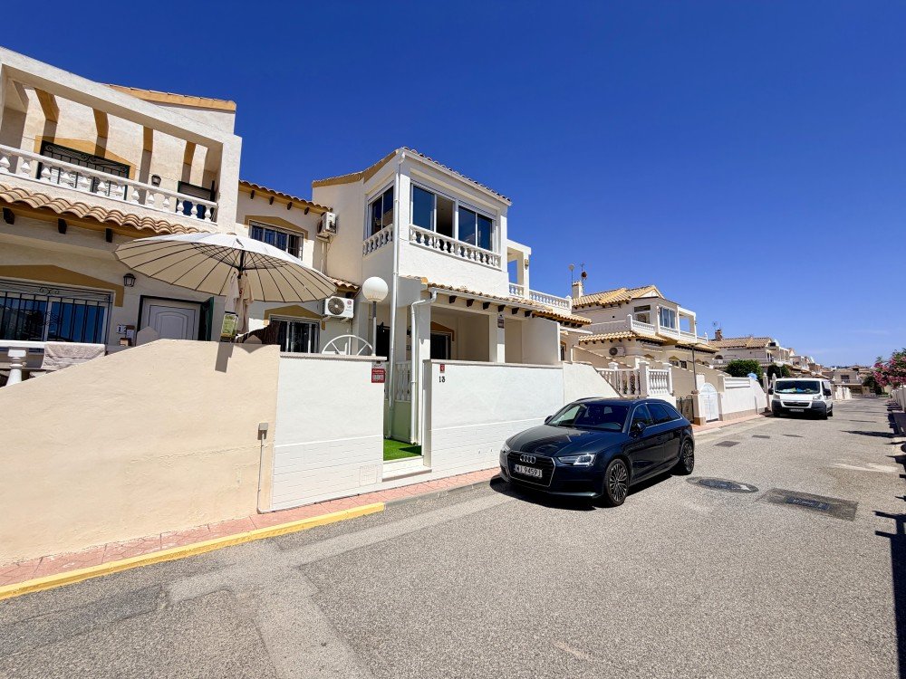 For sale - 3 Bedroom 2 Bathroom Town House in Orihuela Costa - Costa Blanca  - Alicante