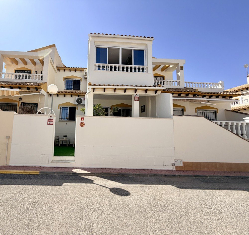 For sale - 3 Bedroom 2 Bathroom Town House in Orihuela Costa - Costa Blanca  - Alicante