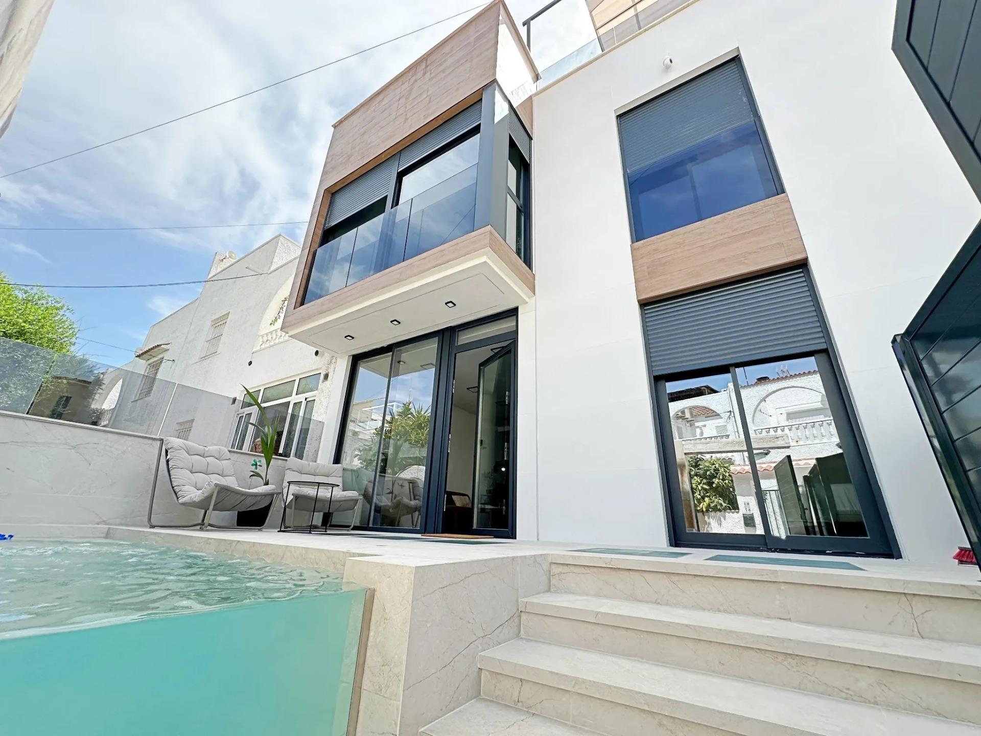 For sale - 3 Bedroom 3 Bathroom Town House in Torrevieja - aguas nuevas  - Alicante