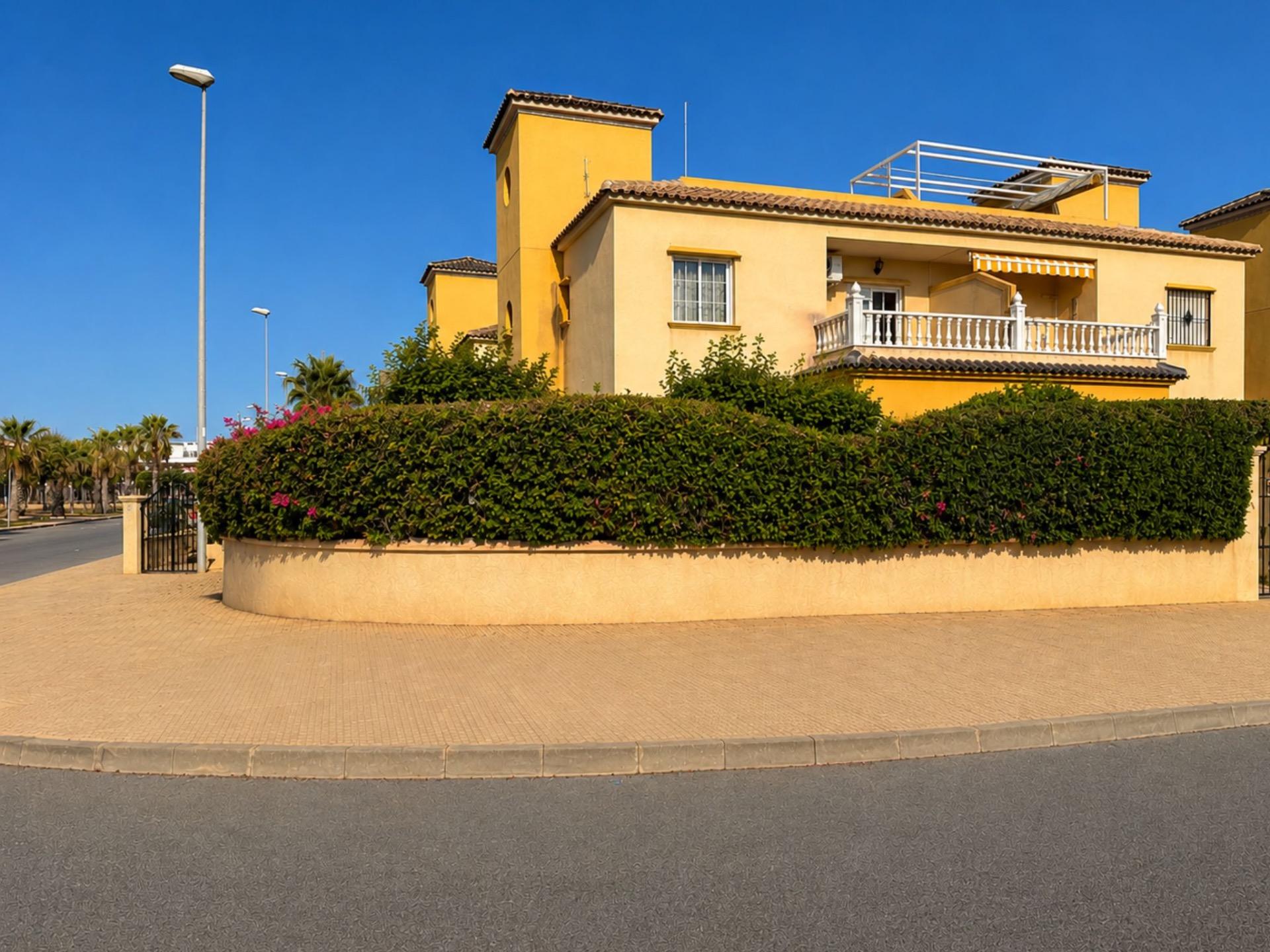 For sale - 2 Bedroom 2 Bathroom Bungalow in Orihuela Costa - Lomas De Cabo Roig  - Alicante