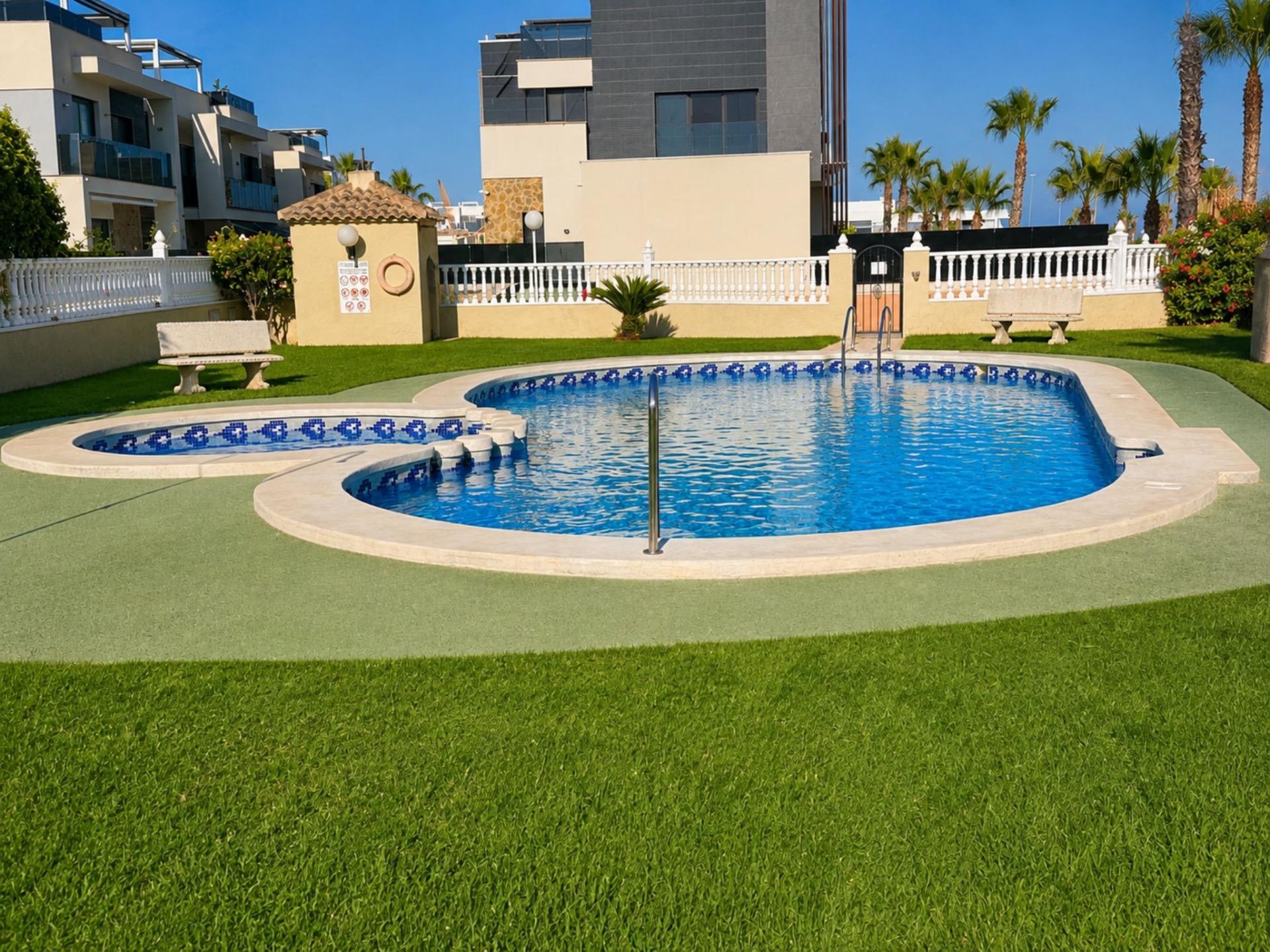 For sale - 2 Bedroom 2 Bathroom Bungalow in Orihuela Costa - Lomas De Cabo Roig  - Alicante