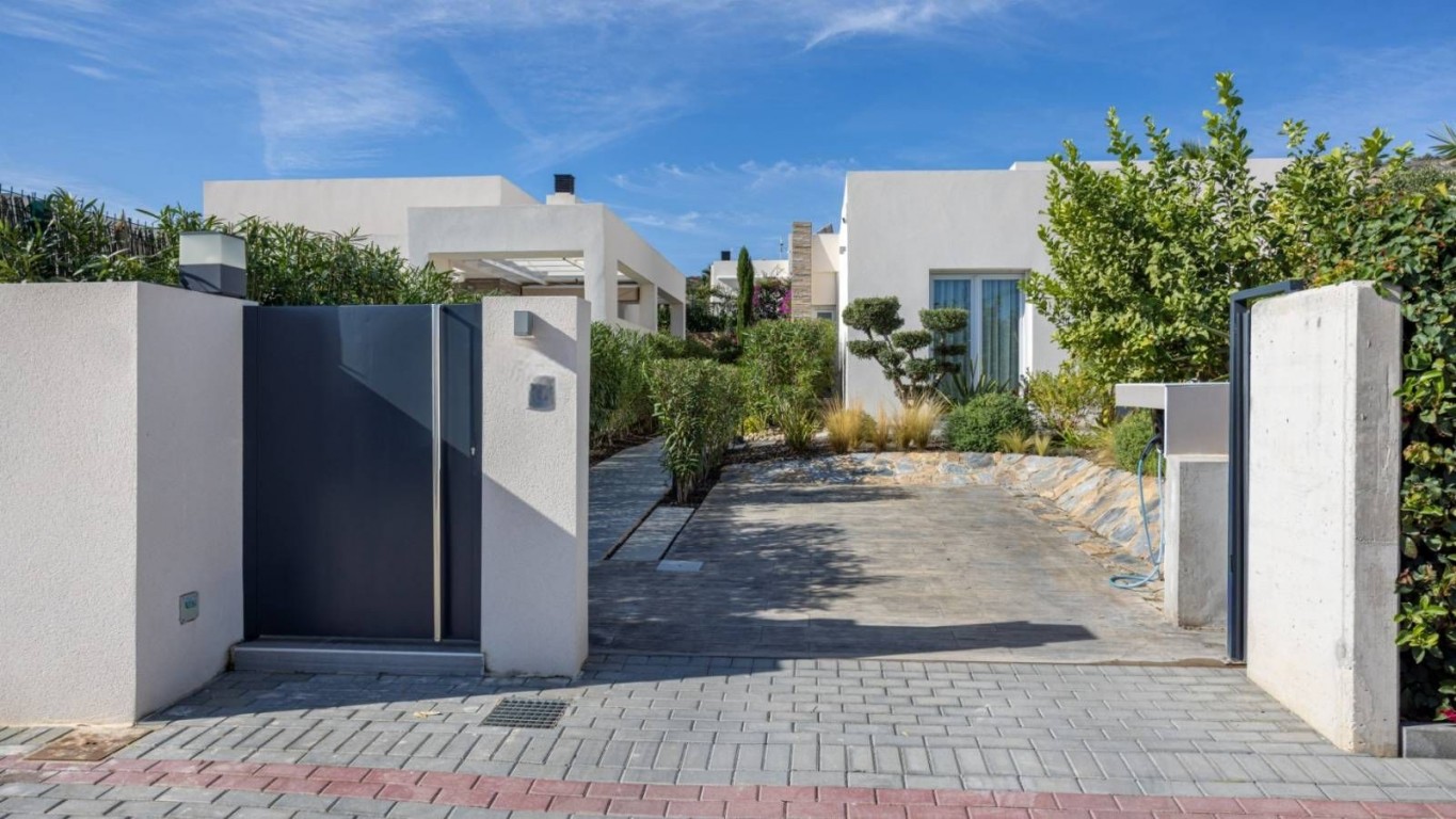 For sale - 2 Bedroom 2 Bathroom Villa in La Finca Golf Resort - Inland  - Alicante