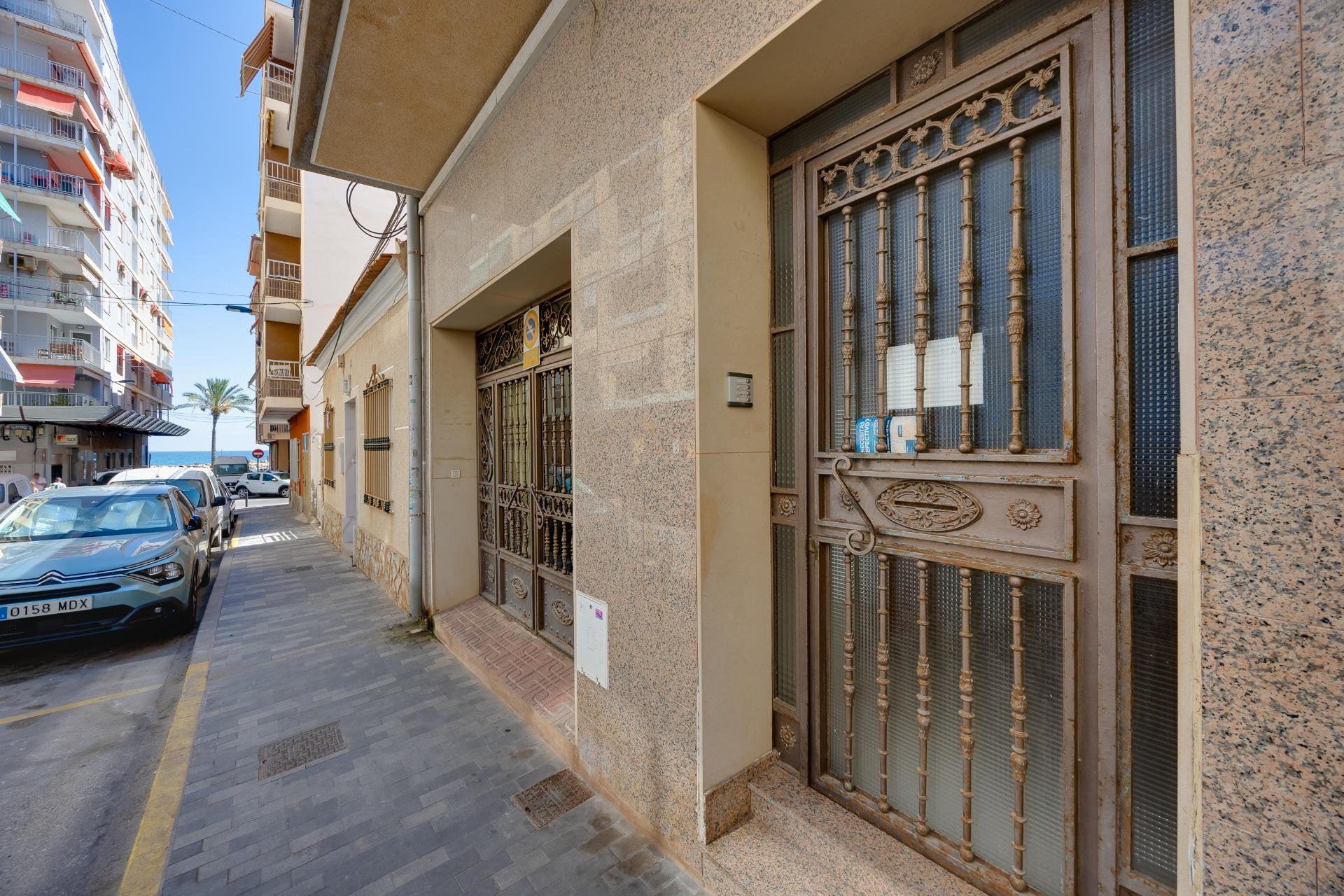 For sale - 3 Bedroom 1 Bathroom Apartment in Torrevieja - Paseo Maritimo  - Alicante