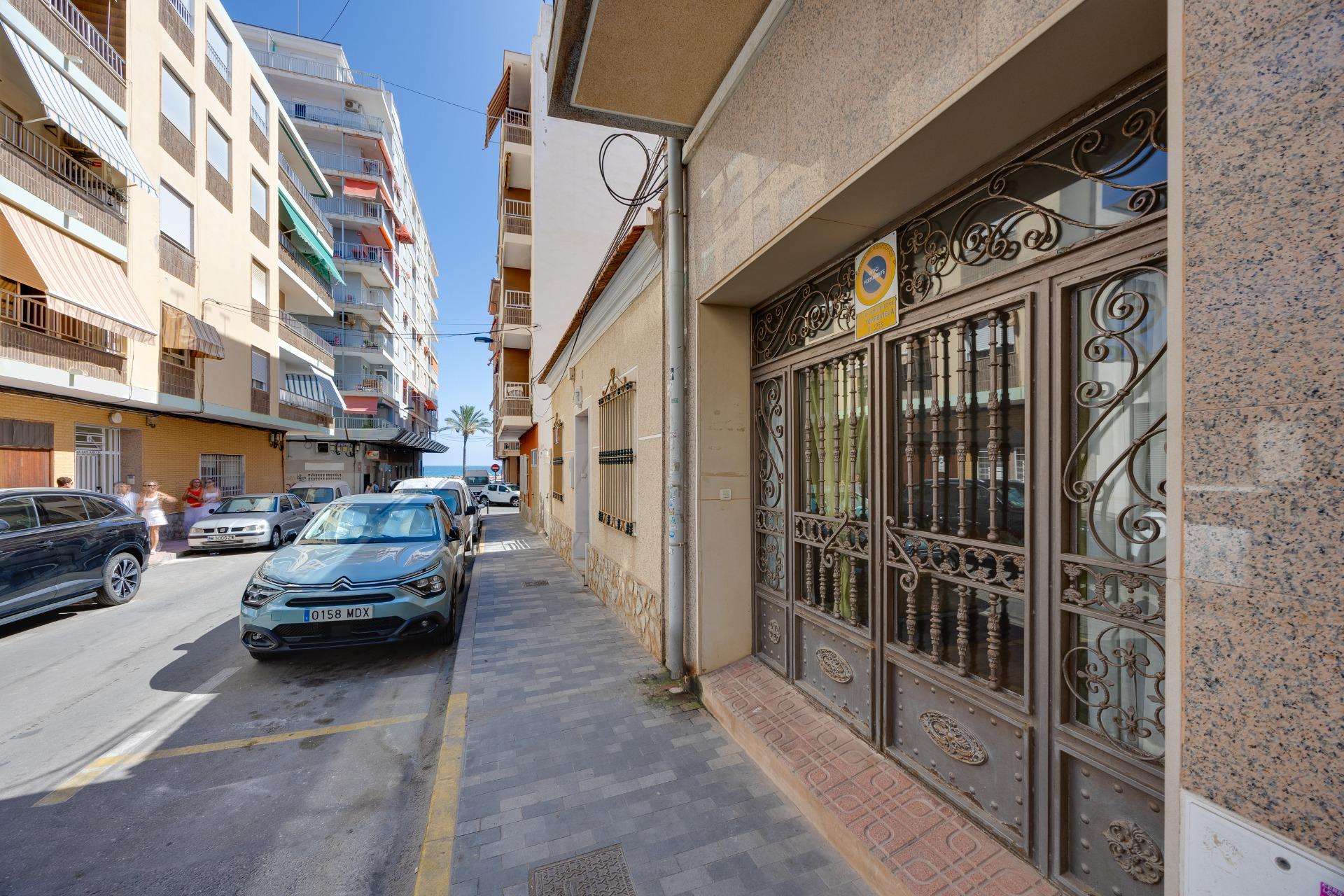 For sale - 3 Bedroom 1 Bathroom Apartment in Torrevieja - Paseo Maritimo  - Alicante