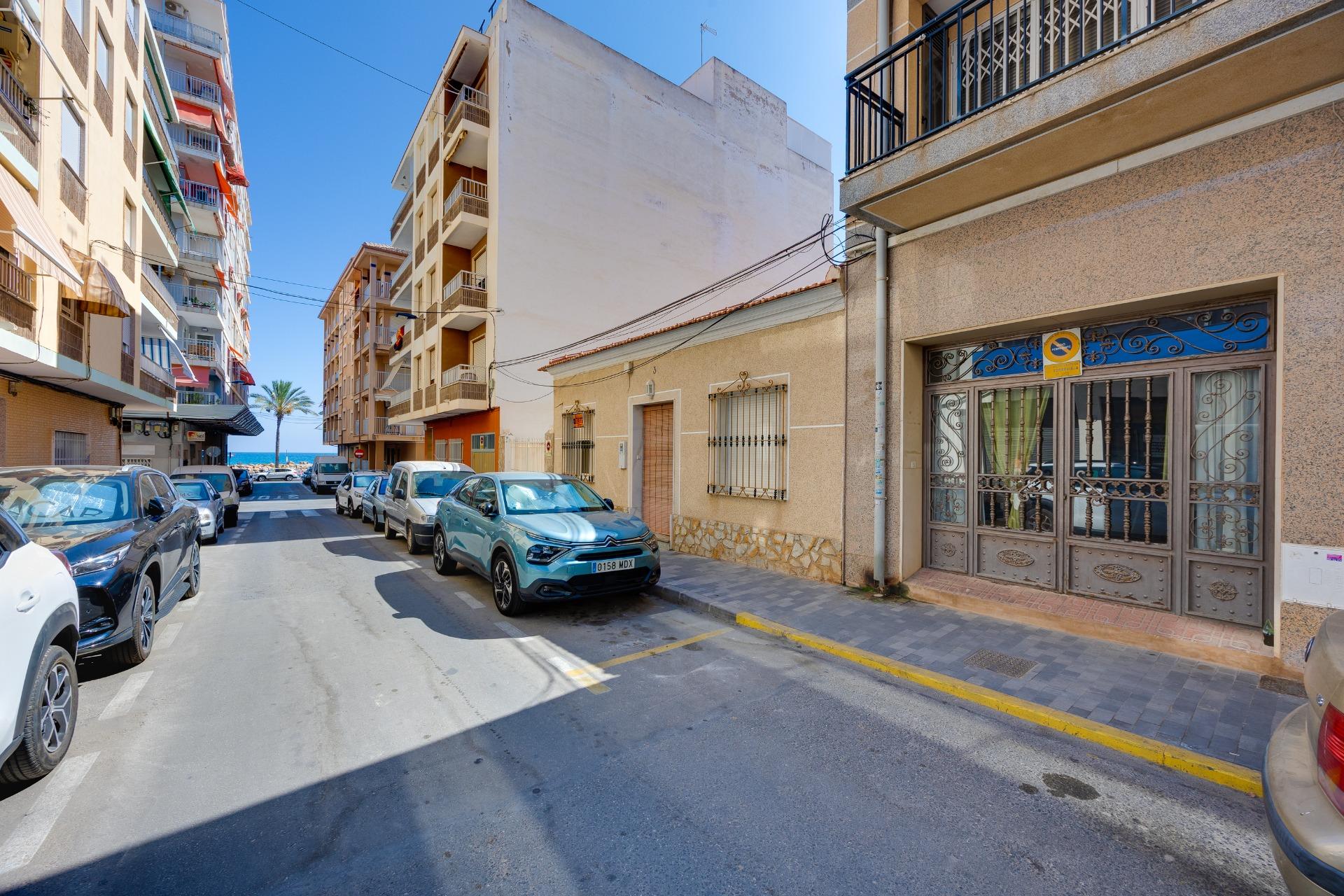 For sale - 3 Bedroom 1 Bathroom Apartment in Torrevieja - Paseo Maritimo  - Alicante