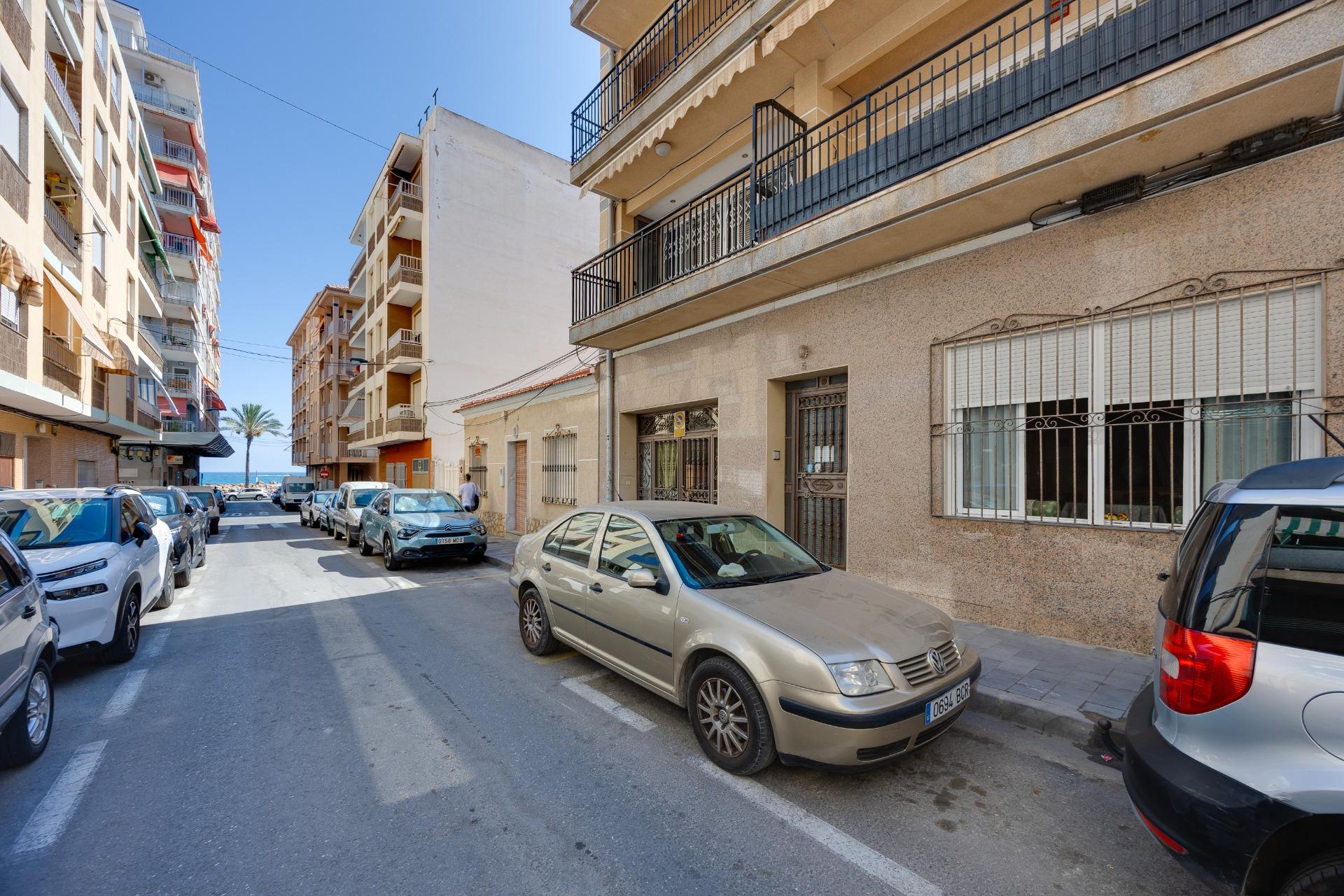 For sale - 3 Bedroom 1 Bathroom Apartment in Torrevieja - Paseo Maritimo  - Alicante