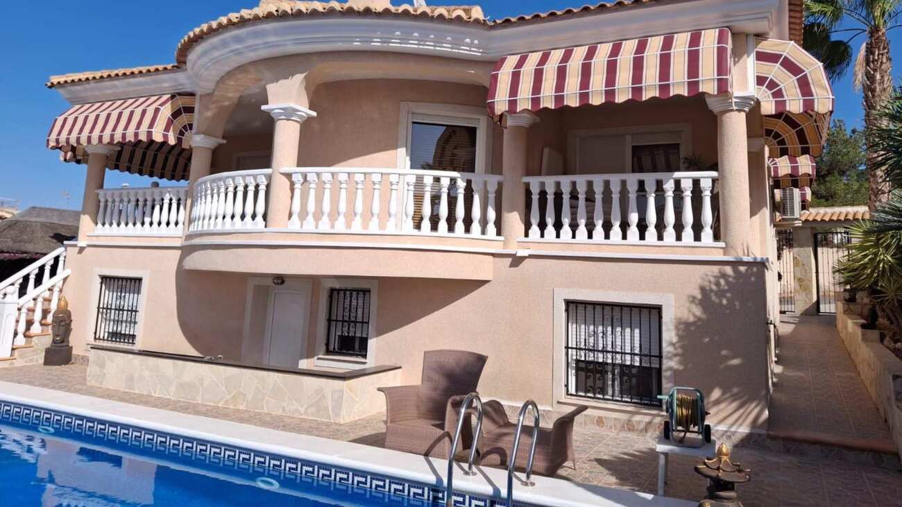 For sale - 4 Bedroom 3 Bathroom Villa in Rojales -  - Alicante