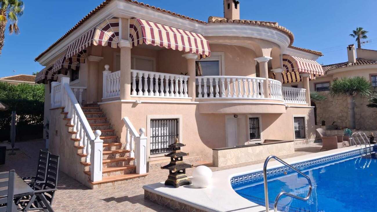 For sale - 4 Bedroom 3 Bathroom Villa in Rojales -  - Alicante