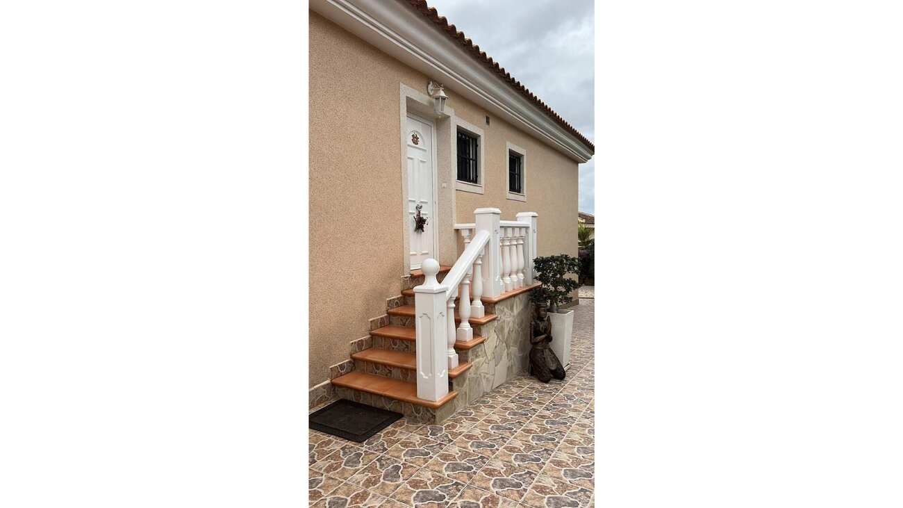 For sale - 4 Bedroom 3 Bathroom Villa in Rojales -  - Alicante