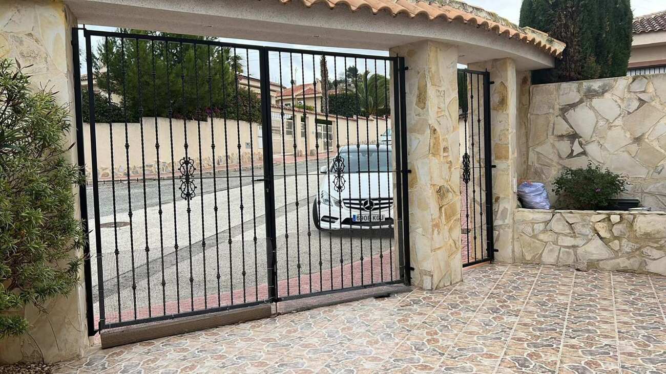 For sale - 4 Bedroom 3 Bathroom Villa in Rojales -  - Alicante