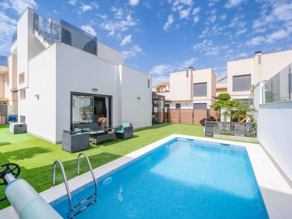 5 Bedroom 3 Bathroom Villa in Torrevieja