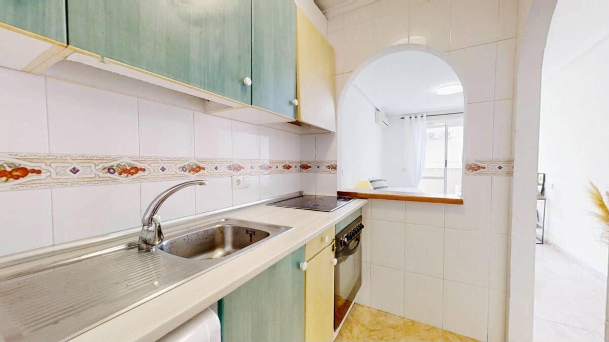 For sale - 2 Bedroom 1 Bathroom Penthouse in Torrevieja - Centro  - Alicante