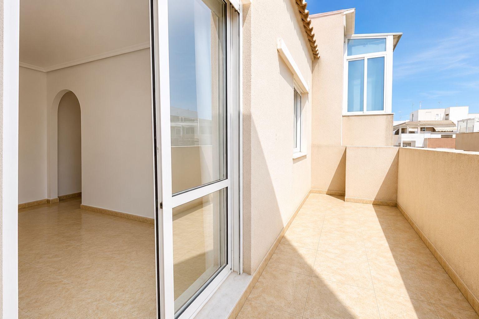 For sale - 2 Bedroom 1 Bathroom Penthouse in Torrevieja - Centro  - Alicante