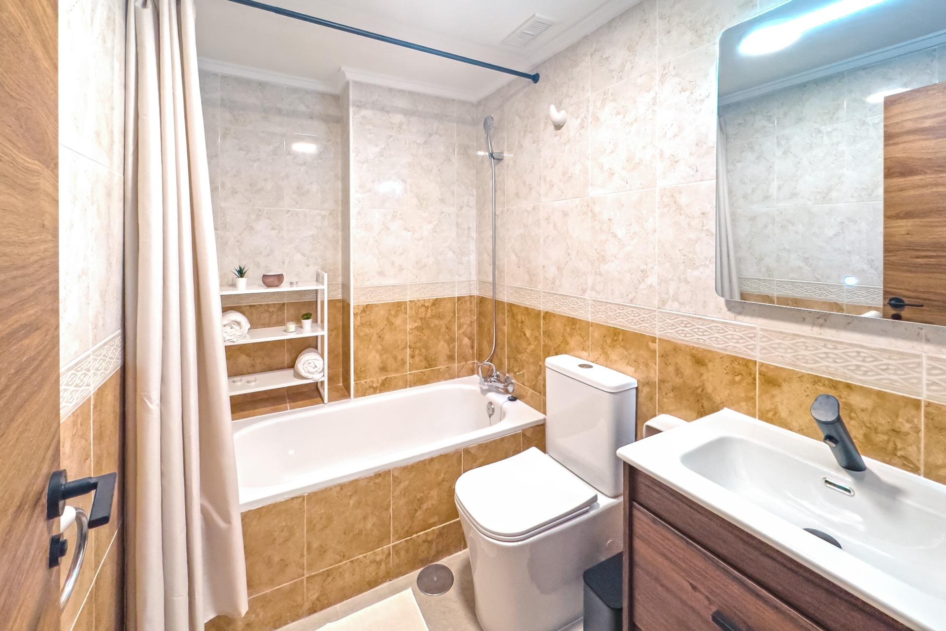 For sale - 3 Bedroom 2 Bathroom Apartment in Torrevieja - Playa Del Cura  - Alicante