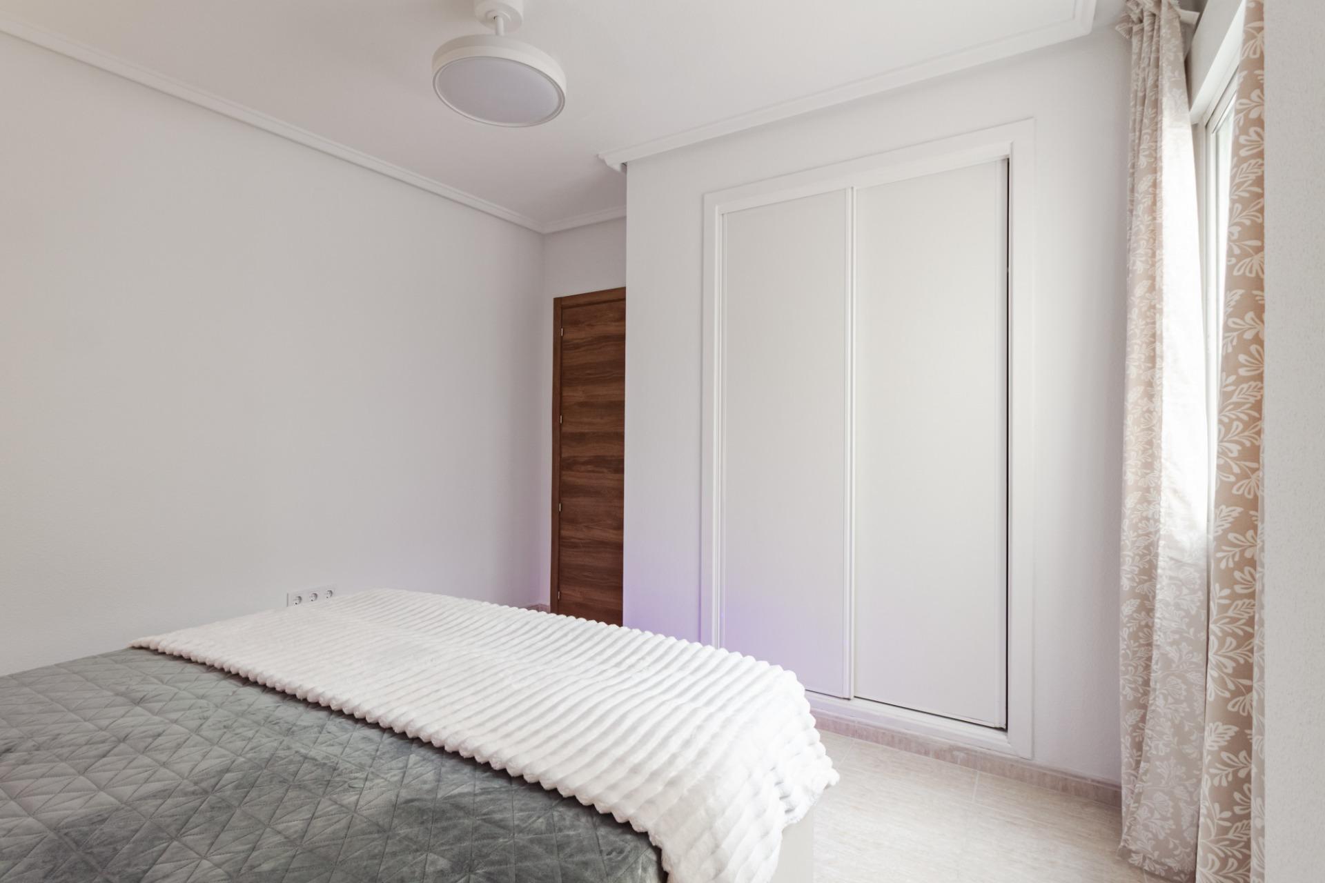 For sale - 3 Bedroom 2 Bathroom Apartment in Torrevieja - Playa Del Cura  - Alicante