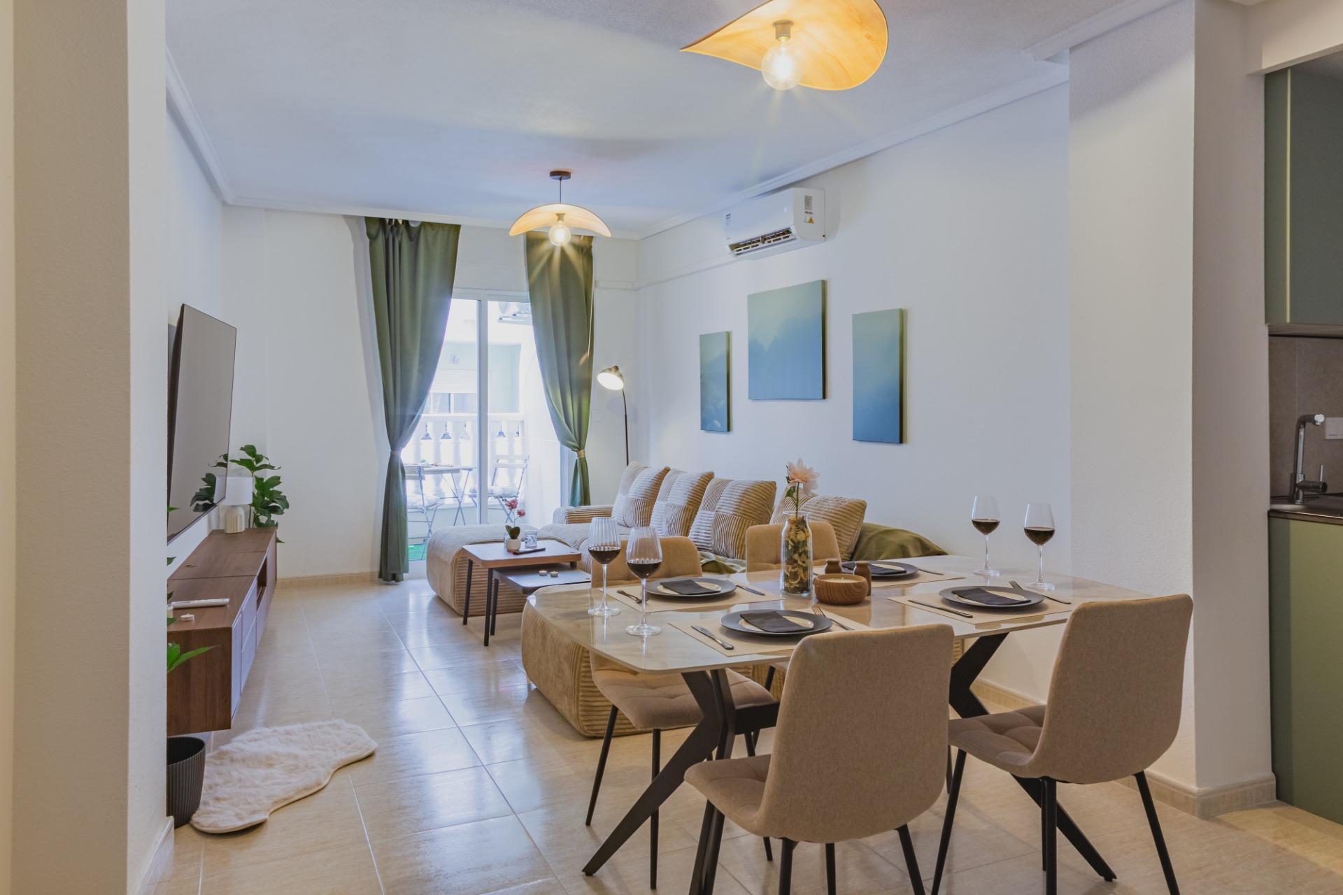 For sale - 3 Bedroom 2 Bathroom Apartment in Torrevieja - Playa Del Cura  - Alicante