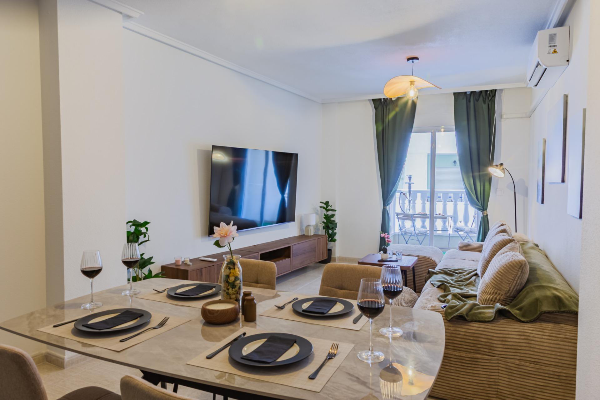 For sale - 3 Bedroom 2 Bathroom Apartment in Torrevieja - Playa Del Cura  - Alicante