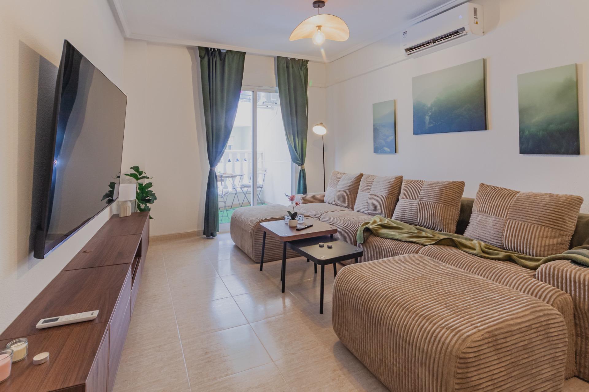 For sale - 3 Bedroom 2 Bathroom Apartment in Torrevieja - Playa Del Cura  - Alicante