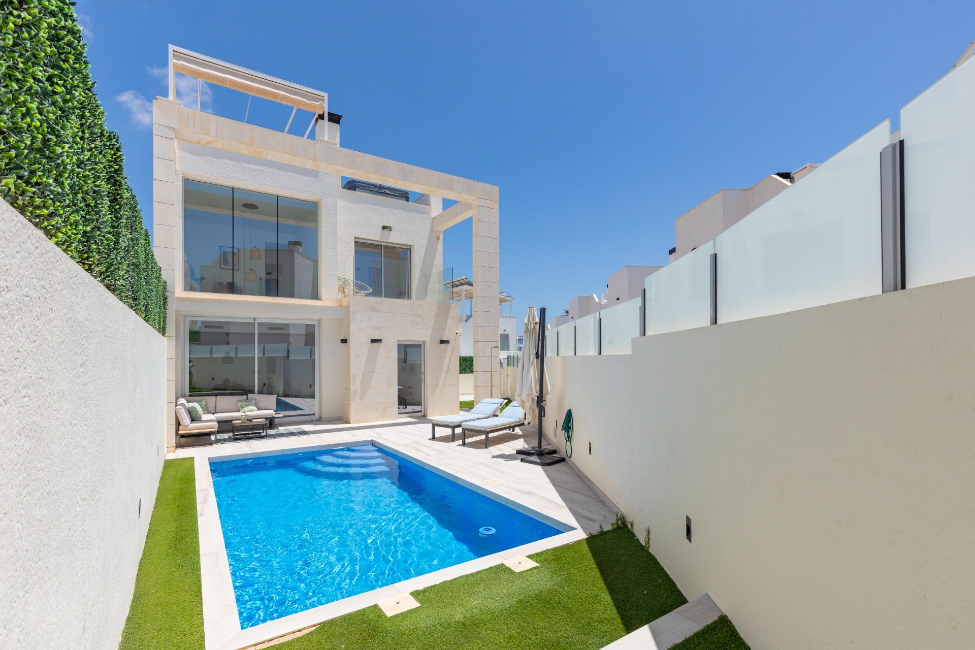For sale - 3 Bedroom 3 Bathroom Villa in Orihuela Costa - Lomas De Cabo Roig  - Alicante