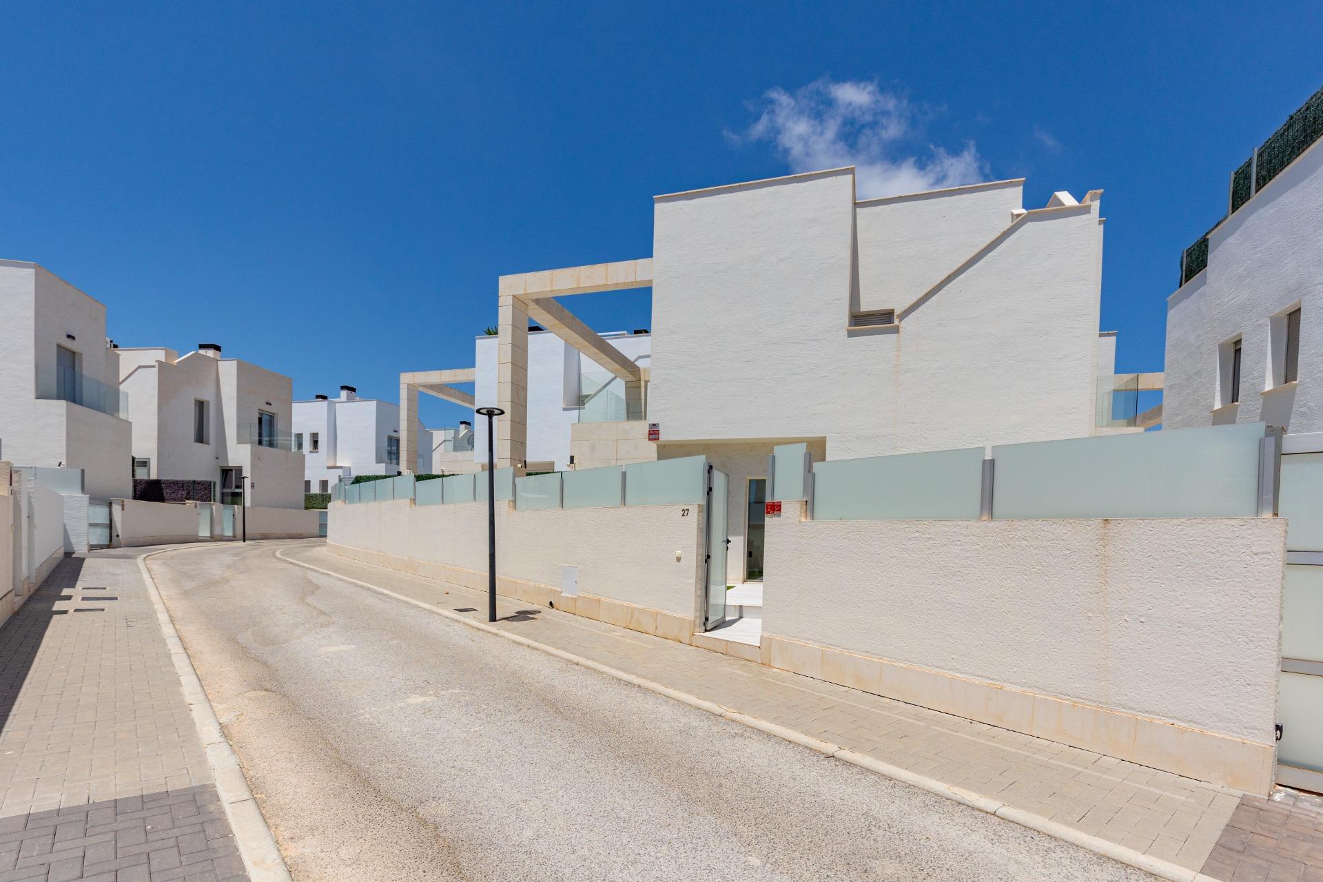 For sale - 3 Bedroom 3 Bathroom Villa in Orihuela Costa - Lomas De Cabo Roig  - Alicante