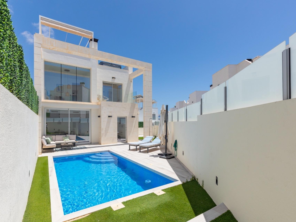 3 Bedroom 3 Bathroom Villa in Orihuela Costa