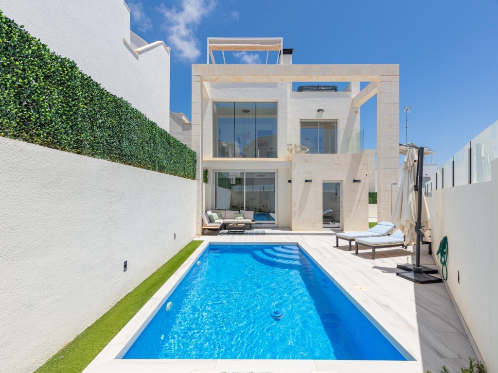 3 Bedroom 3 Bathroom Villa in Lomas De Cabo Roig 