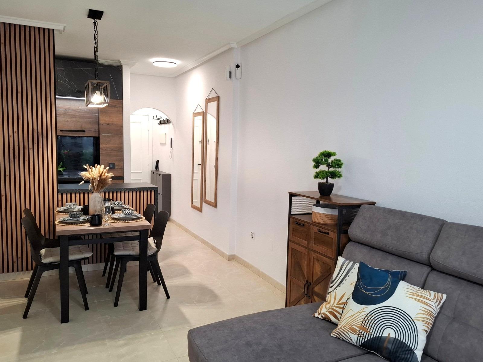 For sale - 2 Bedroom 1 Bathroom Apartment in Torrevieja - Estacion De Autobuses  - Alicante