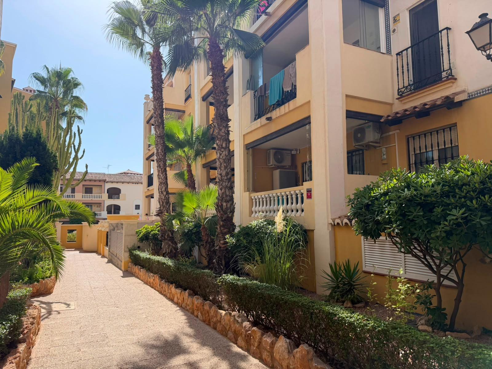 For sale - 3 Bedroom 2 Bathroom Apartment in Torrevieja - Aldea Del Mar  - Alicante